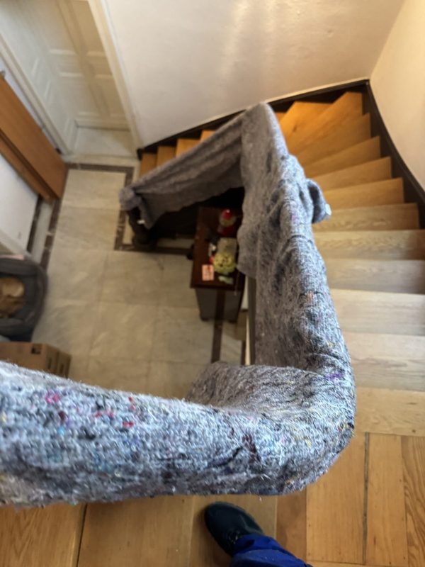 Treppengeländer ist über die gesamte Länge mit einer Umzugsdecke abgepolstert